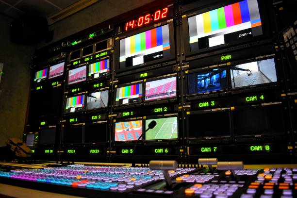 equipment in outside broadcasting van picture id1169475494 بردشاپ تکنولوژی های به کار گیری شده در نمایشگرها